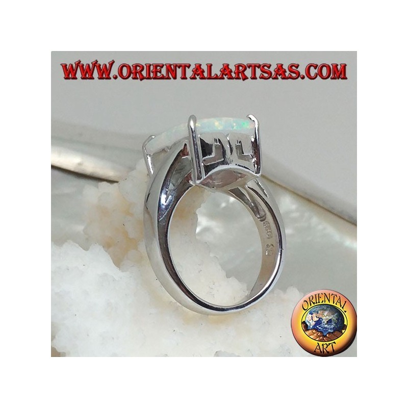 Bague en argent avec opale arlequin carré sertie de quatre et sertissage asymétrique