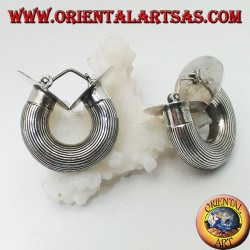 Pendientes de plata de rayas anchas con sección cilíndrica y discos finales