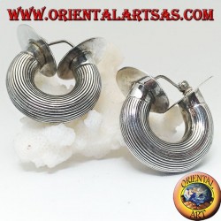 Pendientes de plata de rayas anchas con sección cilíndrica y discos finales