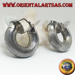 Pendientes de plata de rayas anchas con sección cilíndrica y discos finales