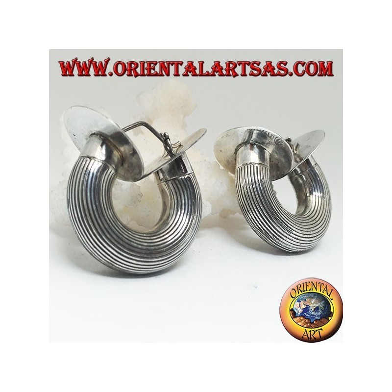 Pendientes de plata de rayas anchas con sección cilíndrica y discos finales