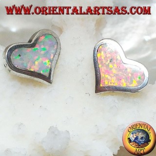 Boucles d'oreilles lobe en argent avec large opale blanche en forme de coeur et monture lisse