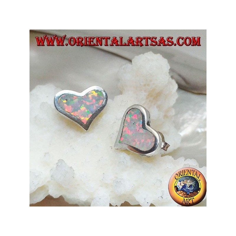 Boucles d'oreilles lobe en argent avec large opale blanche en forme de coeur et monture lisse