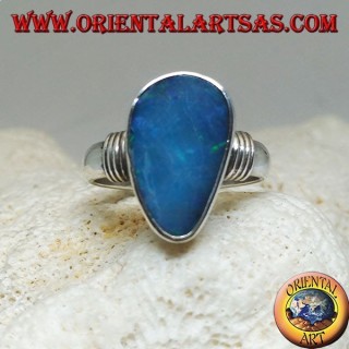 Anello in argento con opale blu naturale a goccia asimmetrica e righe sui lati