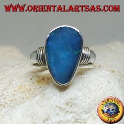 Silberring mit asymmetrischem Tropfen aus natürlichem blauem Opal und Streifen an den Seiten