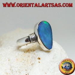 Silberring mit asymmetrischem Tropfen aus natürlichem blauem Opal und Streifen an den Seiten