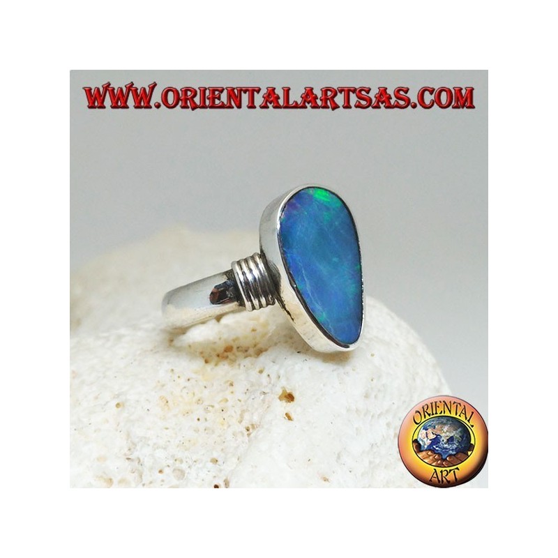 Anillo de plata con ópalo asimétrico azul natural y rayas en los laterales.