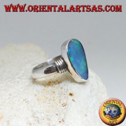 Bague en argent avec opale goutte asymétrique bleu naturel et rayures sur les côtés