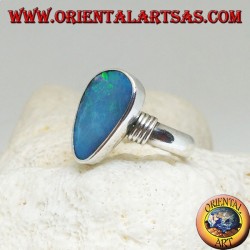 Silberring mit asymmetrischem Tropfen aus natürlichem blauem Opal und Streifen an den Seiten