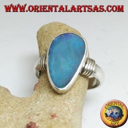 Silberring mit asymmetrischem Tropfen aus natürlichem blauem Opal und Streifen an den Seiten