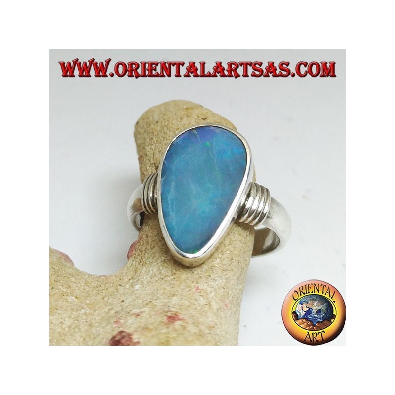 Anello in argento con opale blu naturale a goccia asimmetrica e righe sui lati