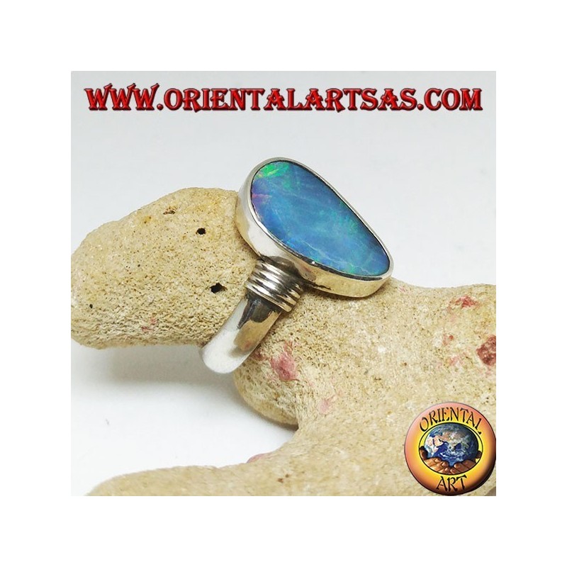Anello in argento con opale blu naturale a goccia asimmetrica e righe sui lati