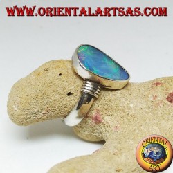 Bague en argent avec opale goutte asymétrique bleu naturel et rayures sur les côtés