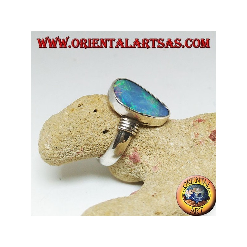 Anello in argento con opale blu naturale a goccia asimmetrica e righe sui lati