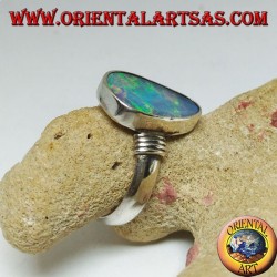 Bague en argent avec opale goutte asymétrique bleu naturel et rayures sur les côtés