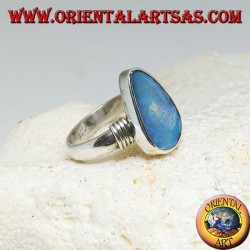 Silberring mit asymmetrischem Tropfen aus natürlichem blauem Opal und Streifen an den Seiten