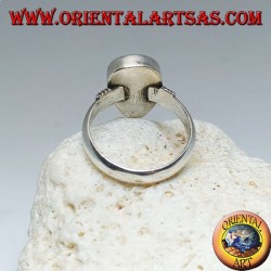 Anillo de plata con ópalo asimétrico azul natural y rayas en los laterales.