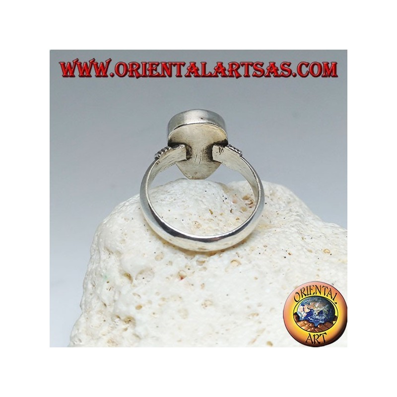 Anillo de plata con ópalo asimétrico azul natural y rayas en los laterales.