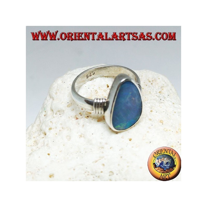 Anillo de plata con ópalo asimétrico azul natural y rayas en los laterales.