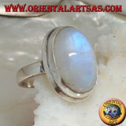 Anillo de plata con cabujón oval de piedra lunar del arco iris en marco simple con borde