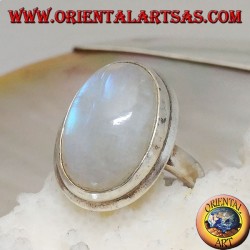 Anillo de plata con cabujón oval de piedra lunar del arco iris en marco simple con borde