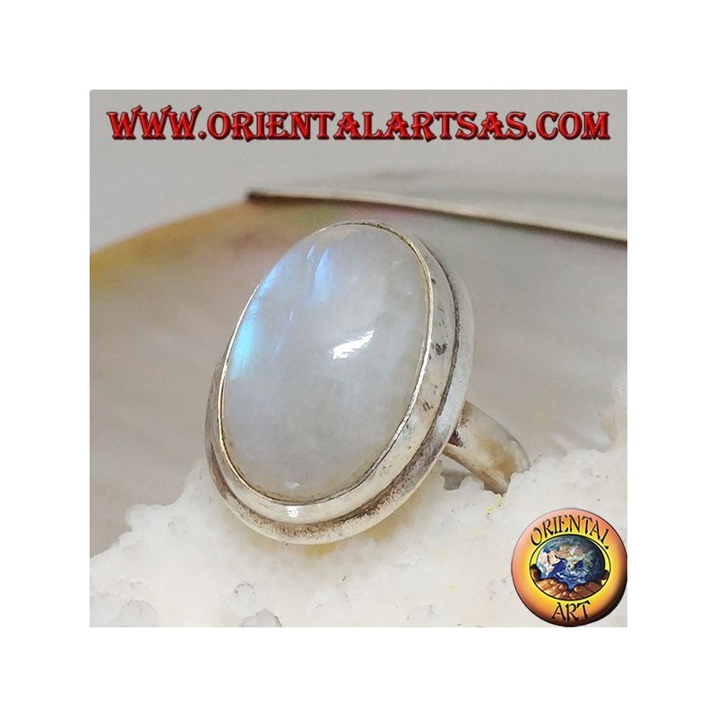 Anello in argento con pietra di luna arcobaleno e montatura semplice