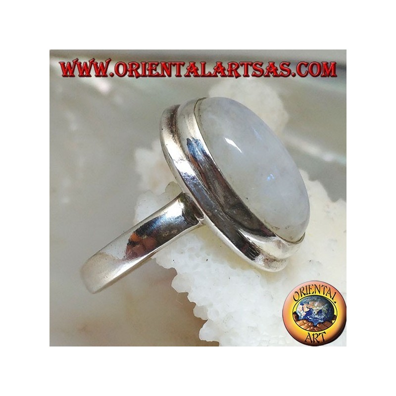 Anello in argento con pietra di luna arcobaleno e montatura semplice