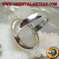 Anillo de plata con cabujón oval de piedra lunar del arco iris en marco simple con borde