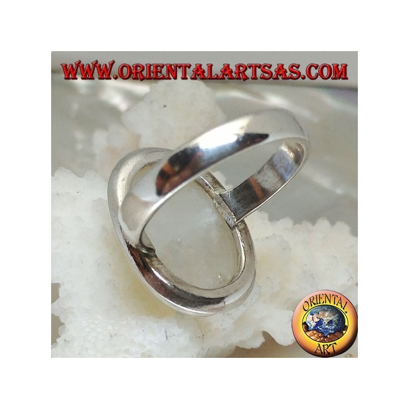 Anello in argento con pietra di luna arcobaleno e montatura semplice