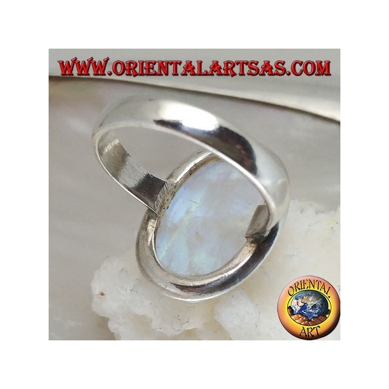 Anello in argento con pietra di luna arcobaleno e montatura semplice