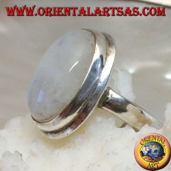 Silberring mit ovalem Cabochon aus Regenbogenmondstein auf einfachem Rahmen mit Rand