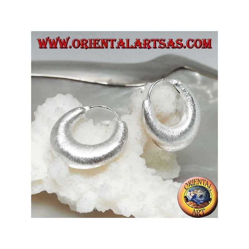 Orecchini in argento cerchio a mezzaluna bombato con lavorazione satinata da 18 mm.