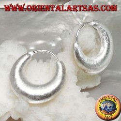 Silberohrringe, abgerundeter halbmondförmiger Kreis mit 18 mm Satinierung.