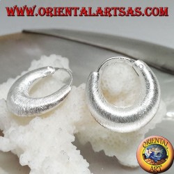 Silver earrings with a rounded crescent-shaped circle with 18 mm satin finish.
