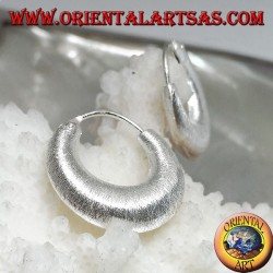 Pendientes de plata con un círculo redondeado en forma de media luna con acabado satinado de 18 mm.