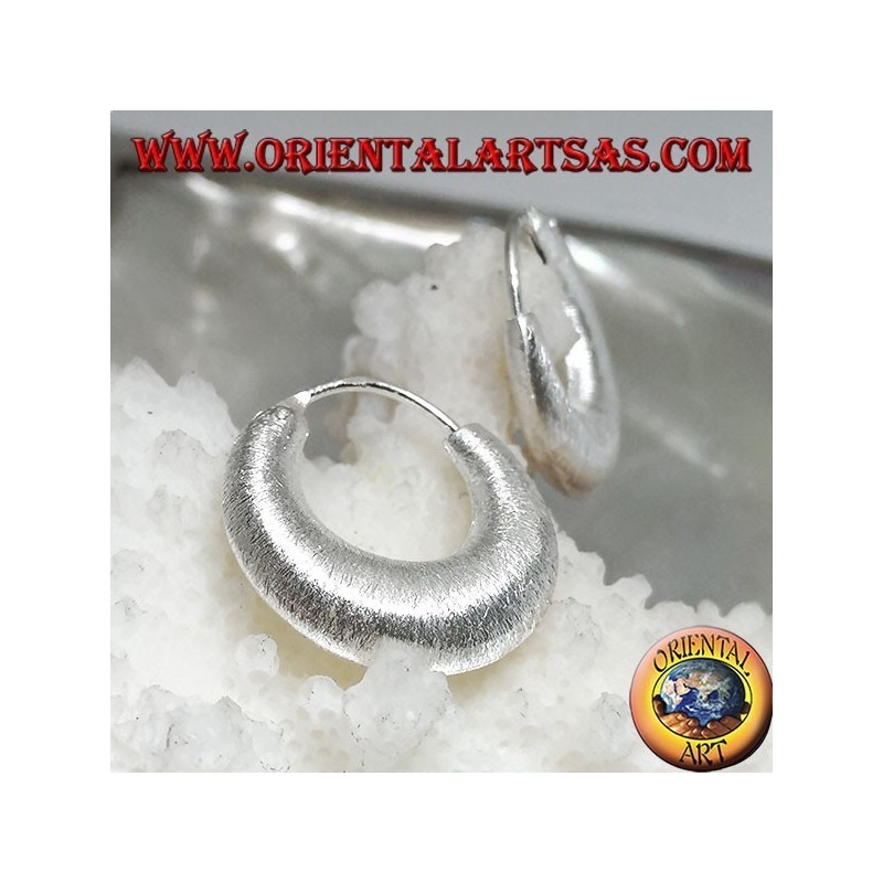 Pendientes de plata con un círculo redondeado en forma de media luna con acabado satinado de 18 mm.