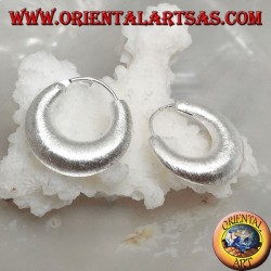 Pendientes de plata con un círculo redondeado en forma de media luna con acabado satinado de 18 mm.