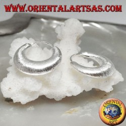 Silberohrringe, abgerundeter halbmondförmiger Kreis mit 18 mm Satinierung.