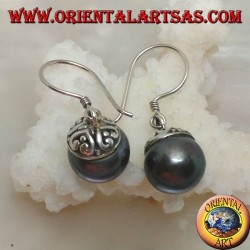 Orecchini in argento pendenti con perla d'acqua dolce grigia e decorazione etnica