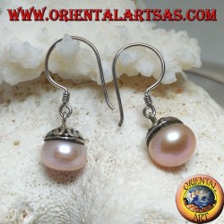 Pendientes de plata con perla rosa de agua dulce y decoración étnica.