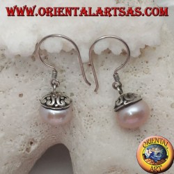 Pendientes de plata con perla rosa de agua dulce y decoración étnica.