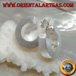 Orecchini in argento a cerchio largo squadrato con lavorazione satinata e chiusura a farfalla da 20 mm