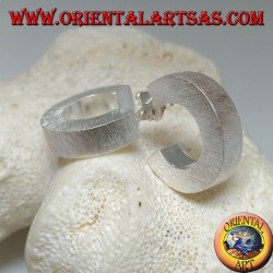 Pendientes de plata con círculo cuadrado ancho con acabado satinado y cierre de mariposa de 20 mm.