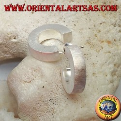 Orecchini in argento a cerchio largo squadrato con lavorazione satinata e chiusura a farfalla da 20 mm