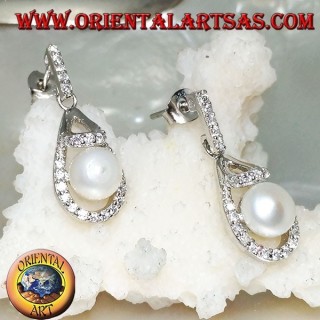 Boucles d'oreilles en argent avec perle d'eau douce blanche entourée de zircone cubique