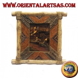 Marco de fotos vertical en madera de café y decoraciones de corteza y elementos naturales 35 x 33 cm.