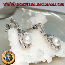 Pendientes largos de plata con perlas blancas de agua dulce rodeadas de circonitas