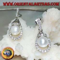 Pendientes largos de plata con perlas blancas de agua dulce rodeadas de circonitas