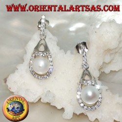 Boucles d'oreilles en argent avec perle d'eau douce blanche entourée de zircone cubique