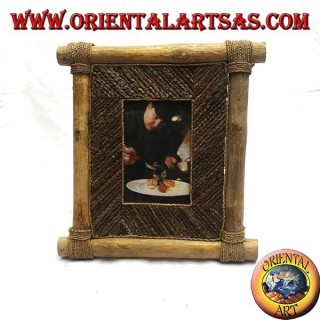 Marco de fotos vertical en madera de café y decoraciones en palitos de corteza de 29 x 28 cm.